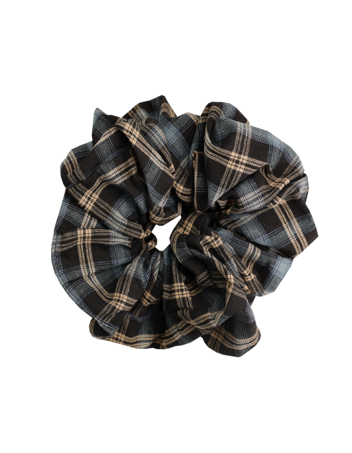 BETTY SCRUNCHIE BLACK TARTAN