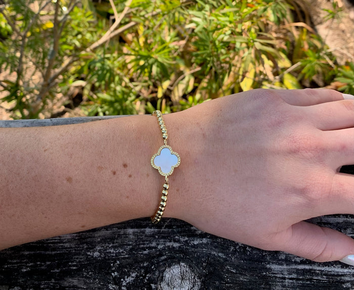 Ciara clover bracelet gold on model.