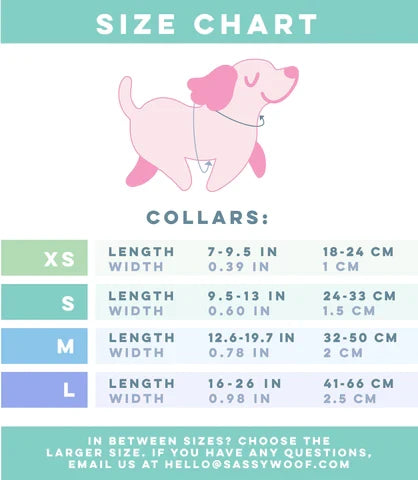 Size chart for Sassy Woof’s Dog Collar – MLB™ x Peanuts™ Atlanta Braves™, with a pink cartoon dog above XS, S, M, and L collar sizes. Measurements given in inches/cm. Contact details available for sizing questions.