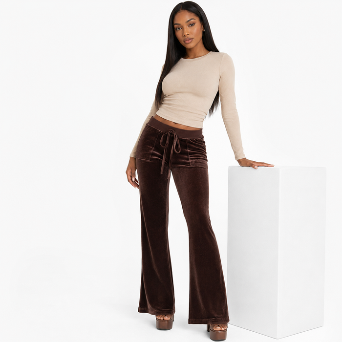 Brown flared trousers women can combine with neutral blouses and heels for office commuting, meetings and everyday occasions.