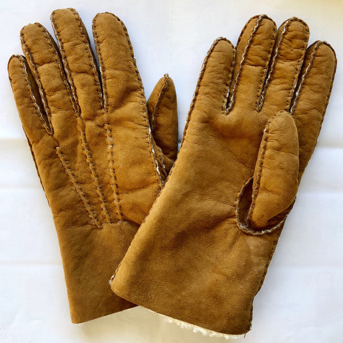 A pair of camel & tan coloured Four Peaks hand stitched women’s lambskin gloves.