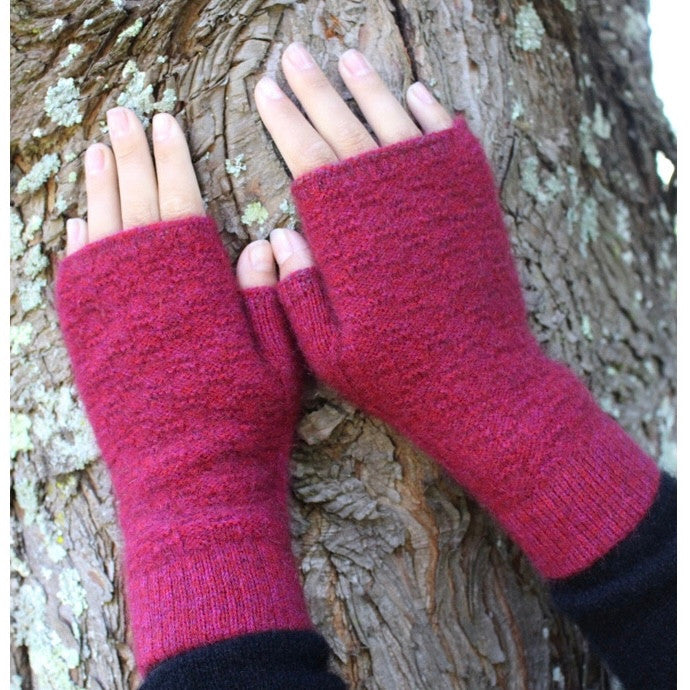 Fingerless gloves in colour Raspberry