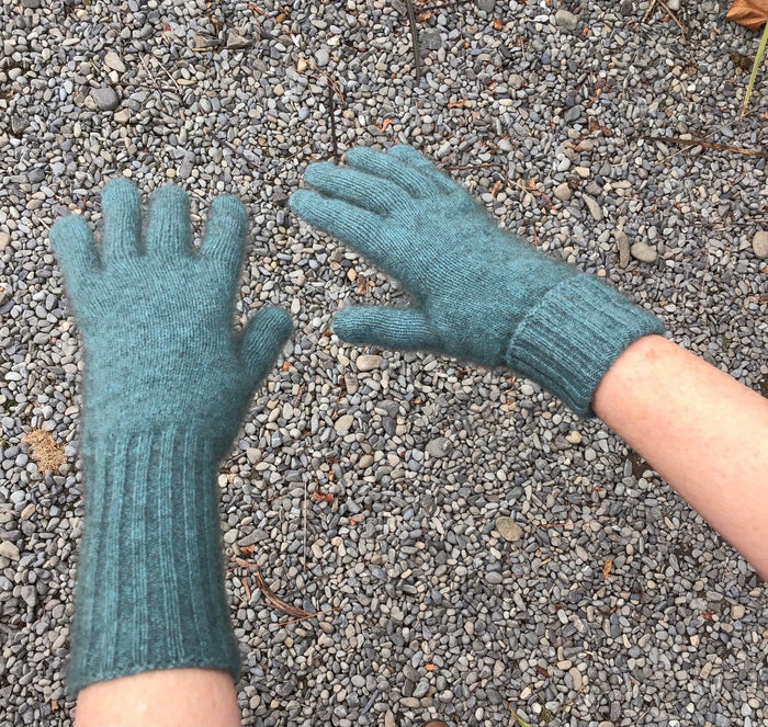 Shows how the glove can be worn with a long cuff as well as the turned back cuff.