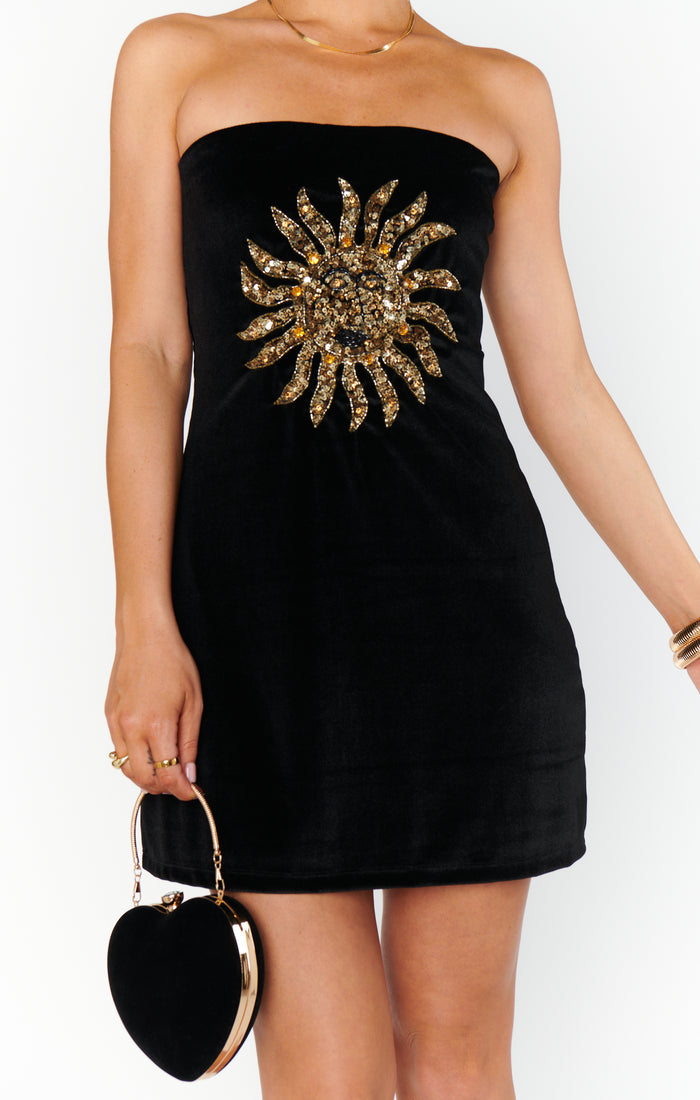 badge_model-wears-size-s