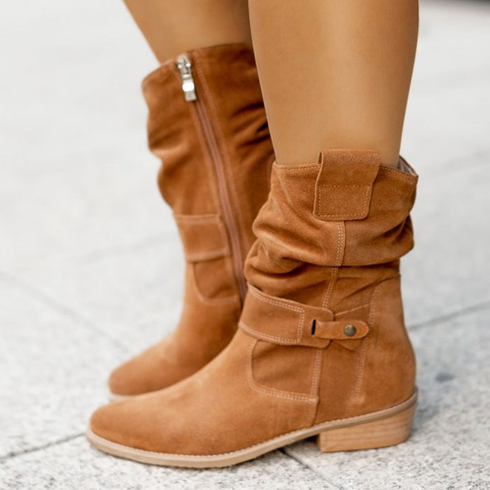 Pointed toe design detail on black fashion boot