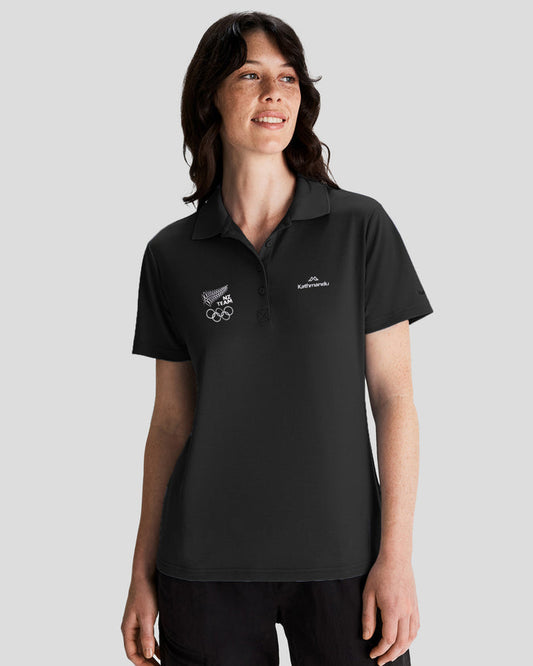 B2319_OZ7_NZOC_Range_Wmns_Vanua_Polo_v3_NZ_Team_Black_a_1756683812000
